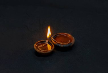 Diwali Kutlaması ve Deepavali Tihar Hindu Festivali Diya Lamba Diyo ile Karanlık Arkaplanda