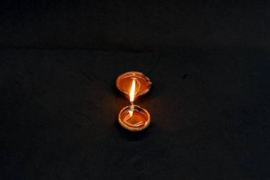 Diwali Kutlaması ve Deepavali Tihar Hindu Festivali Diya Lamba Diyo ile Karanlık Arkaplanda