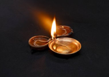 Diwali Kutlaması ve Deepavali Tihar Hindu Festivali Diya Lamba Diyo ile Karanlık Arkaplanda
