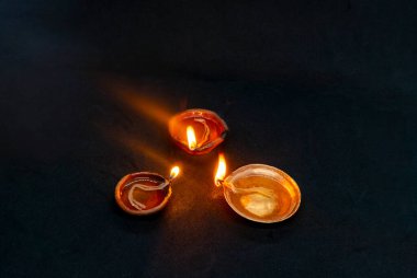 Diwali Kutlaması ve Deepavali Tihar Hindu Festivali Diya Lamba Diyo ile Karanlık Arkaplanda