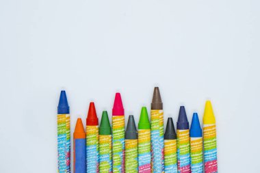 Sanat için Çok Renkli Boya Kalemleri Çocukların Renkli Cilalamaları İzole Edildi