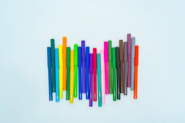 İzole Beyaz Kalem Renkleri Vurgulama Ofisinde Renkli İşaret Kalemi Mocku p