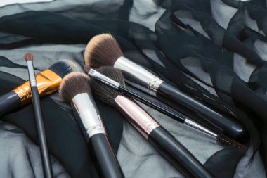 Makyaj fırçası puf puf puf puf puf pudra, göz farı, allık, temel, kaş izole