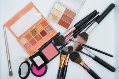 Gökkuşağı Göz Gölgesi Palet Canlı Renk Tonları Profesyonel Makyaj Çantası Fırça ve Vakıf ile Kozmetik Seti