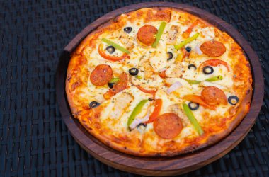 Peynirli, zeytinli ve İtalyan biberli lezzetli biberli pizza.