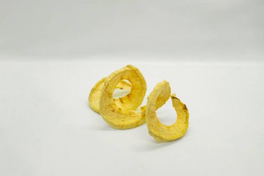 Lezzetli görünüyor Altın Kurutulmuş Elma Sağlıklı Meyve Mustang Manang Elması Kahvaltı için izole edilmiş arka plan