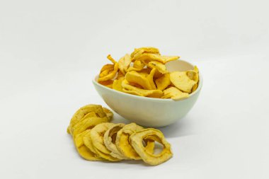 Lezzetli görünüyor Altın Kurutulmuş Elma Sağlıklı Meyve Mustang Manang Elması Kahvaltı için izole edilmiş arka plan