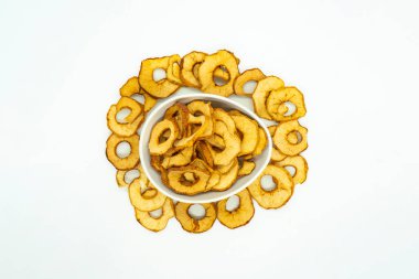 Lezzetli görünüyor Altın Kurutulmuş Elma Sağlıklı Meyve Mustang Manang Elması Kahvaltı için izole edilmiş arka plan