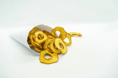 Lezzetli görünüyor Altın Kurutulmuş Elma Sağlıklı Meyve Mustang Manang Elması Kahvaltı için izole edilmiş arka plan