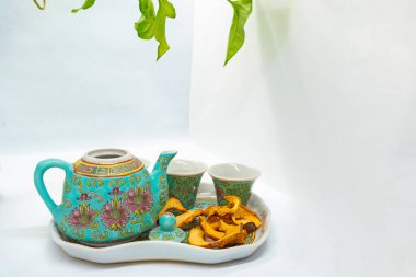 Kurutulmuş elma meyvesi ve çay. Öğleden sonra kuru meyve ve yeşil çay ile servis edilir.