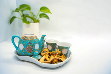 Kurutulmuş elma meyvesi ve çay. Öğleden sonra kuru meyve ve yeşil çay ile servis edilir.
