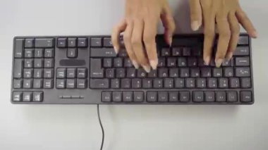 Ofis ortamında fareyi yazarken ve kullanırken bilgisayar elleri üzerinde çalışmak notlar yazmak