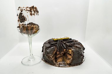 Kutlama için Koyu Çikolatalı Kek ve Şarap Kadehi ve Parti doğum günü yıldönümü Romantik