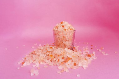 Himalaya Pembe Tuzu küçük bir cam kasede izole edilmiş kaya tuzu efendim Noon Kristalleri