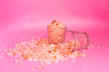 Himalaya Pembe Tuzu küçük bir cam kasede izole edilmiş kaya tuzu efendim Noon Kristalleri