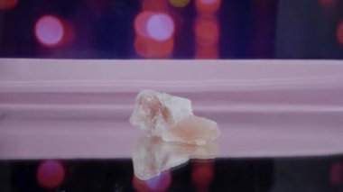 Himalaya Pembe Tuz Kaya Kristali Nepal dağlarından izole edilmiş Ham görüntüler 