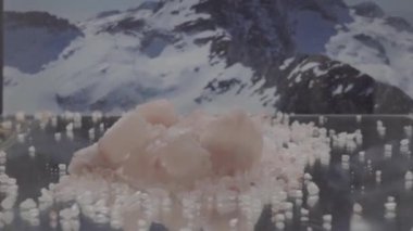 Himalaya Pembe Tuz Kaya Kristali Nepal dağlarından izole edilmiş Ham görüntüler 