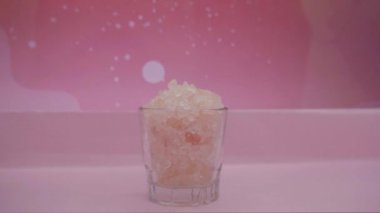 Himalaya Pembe Tuz Kaya Kristali Nepal dağlarından izole edilmiş Ham görüntüler 