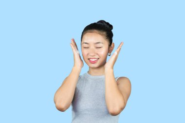 Asyalı Kadın Güzellik Kozmetik Modeli, tıbbi krem losyonuyla poz veriyor. Güzel bir ifade ve jest, cilt bakımı.