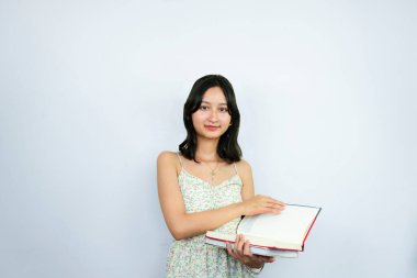 Eğitim için Not Defteri olan genç Asyalı Bayan Öğrenci
