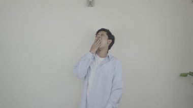 Heyecanlı Genç Asyalı Öğrenci, mutlu, üzgün, heyecanlı parmak işaretleri ve Sony Raw 'ın gülüşünü işaret ediyor. 