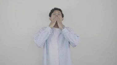 Heyecanlı Genç Asyalı Öğrenci, mutlu, üzgün, heyecanlı parmak işaretleri ve Sony Raw 'ın gülüşünü işaret ediyor. 