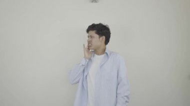 Heyecanlı Genç Asyalı Öğrenci, mutlu, üzgün, heyecanlı parmak işaretleri ve Sony Raw 'ın gülüşünü işaret ediyor. 