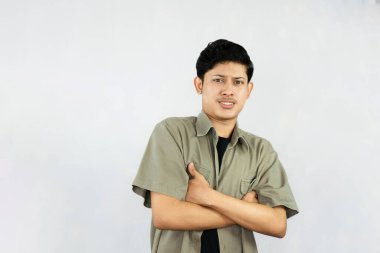 Endişeli Genç Yakışıklı Erkek Çocuk parmakları çapraz düşünce ve hüzünlü yüz ifadeleri ile