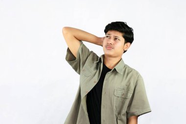 Sinirli, sinirli ve Asyalı Asyalı yakışıklı erkek öğrenci, jest yok diyor.