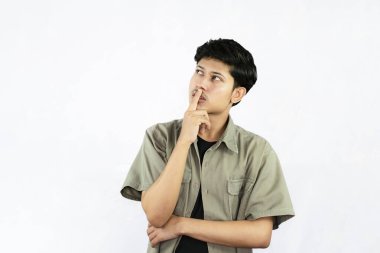 Endişeli Genç Yakışıklı Erkek Çocuk parmakları çapraz düşünce ve hüzünlü yüz ifadeleri ile