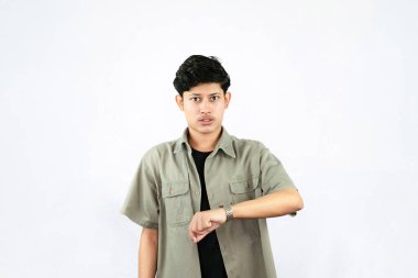 Endişeli Genç Yakışıklı Erkek Çocuk parmakları çapraz düşünce ve hüzünlü yüz ifadeleri ile