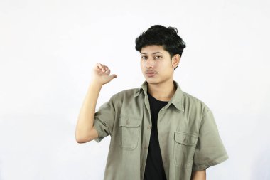 Heyecanlı genç erkek başparmağıyla mutlu ifadeleri ve jestleri işaret ediyor, evet.