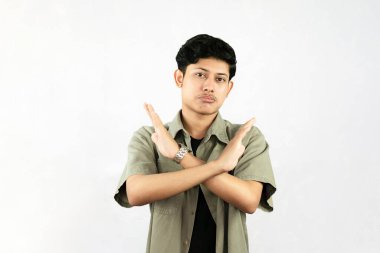 Sinirli, sinirli ve Asyalı Asyalı yakışıklı erkek öğrenci, jest yok diyor.