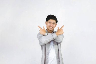 Gömlek ve yelek giyen genç kız, elleri ve el hareketleriyle mutluluk ve üzüntü belirtileri gösteriyor.