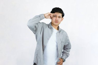 Gömlek ve yelek giyen genç kız, elleri ve el hareketleriyle mutluluk ve üzüntü belirtileri gösteriyor.