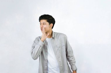 Gömlek ve yelek giyen genç kız, elleri ve el hareketleriyle mutluluk ve üzüntü belirtileri gösteriyor.