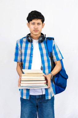 Çanta, Kitap ve kulaklıkla Yurtdışında Genç Erkek Çalışması İfade ve jestler sunar