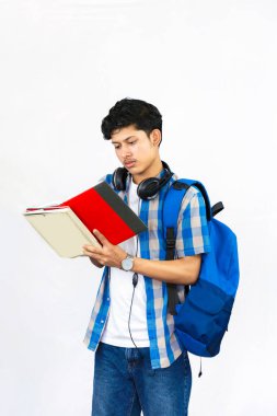 Çanta, Kitap ve kulaklıkla Yurtdışında Genç Erkek Çalışması İfade ve jestler sunar