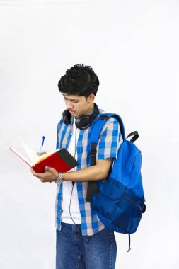 Çanta, Kitap ve kulaklıkla Yurtdışında Genç Erkek Çalışması İfade ve jestler sunar