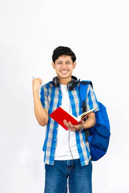 Çanta, Kitap ve kulaklıkla Yurtdışında Genç Erkek Çalışması İfade ve jestler sunar