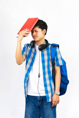 Çanta, Kitap ve kulaklıkla Yurtdışında Genç Erkek Çalışması İfade ve jestler sunar