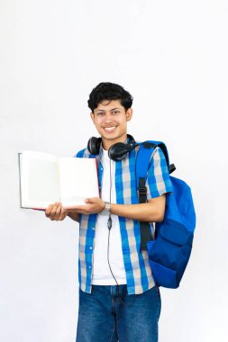 Çanta, Kitap ve kulaklıkla Yurtdışında Genç Erkek Çalışması İfade ve jestler sunar