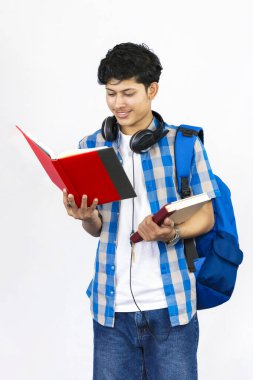 Çanta, Kitap ve kulaklıkla Yurtdışında Genç Erkek Çalışması İfade ve jestler sunar