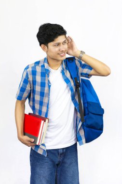 Çanta, Kitap ve kulaklıkla Yurtdışında Genç Erkek Çalışması İfade ve jestler sunar