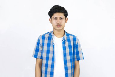 Çanta, Kitap ve kulaklıkla Yurtdışında Genç Erkek Çalışması İfade ve jestler sunar