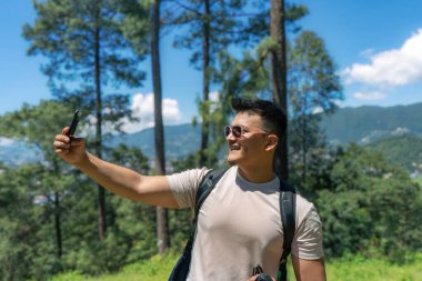 Doğa Ormanında Uygun Genç Erkek Yürüyüşçü Bir köpekle Neşeli ve kaslı Hareketler Veriyor