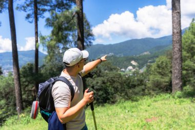 Doğa Ormanında Uygun Genç Erkek Yürüyüşçü Bir köpekle Neşeli ve kaslı Hareketler Veriyor