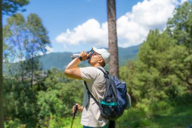 Doğa Ormanında Uygun Genç Erkek Yürüyüşçü Bir köpekle Neşeli ve kaslı Hareketler Veriyor
