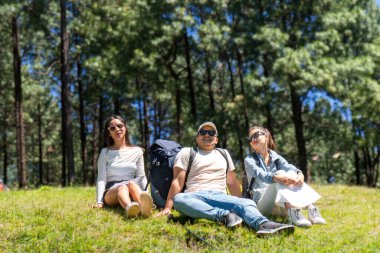 Doğa Ormanı 'nda yürüyüş yapan üç genç arkadaş Ulusal Park' ta yol tarifi arıyor.