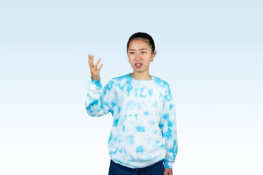 Sen mavi elbiseli Asyalı bir kızsın ve farklı yüz ifadeleri ve jestler gösteriyorsun.